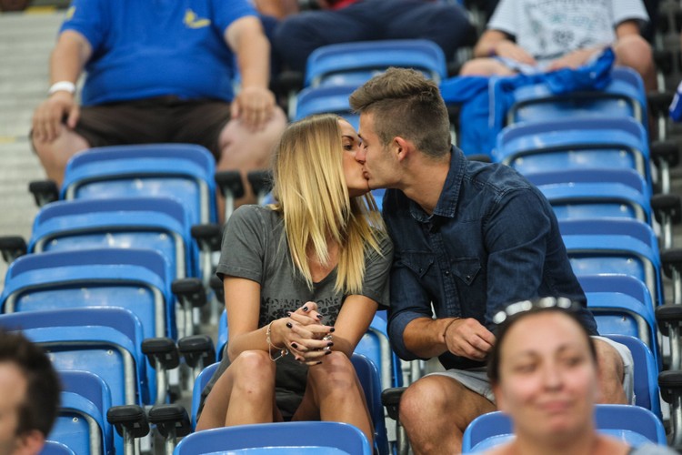 Tak całuje Karol Linetty. Piłkarz Lecha zabrał swoją dziewczynę na mecz