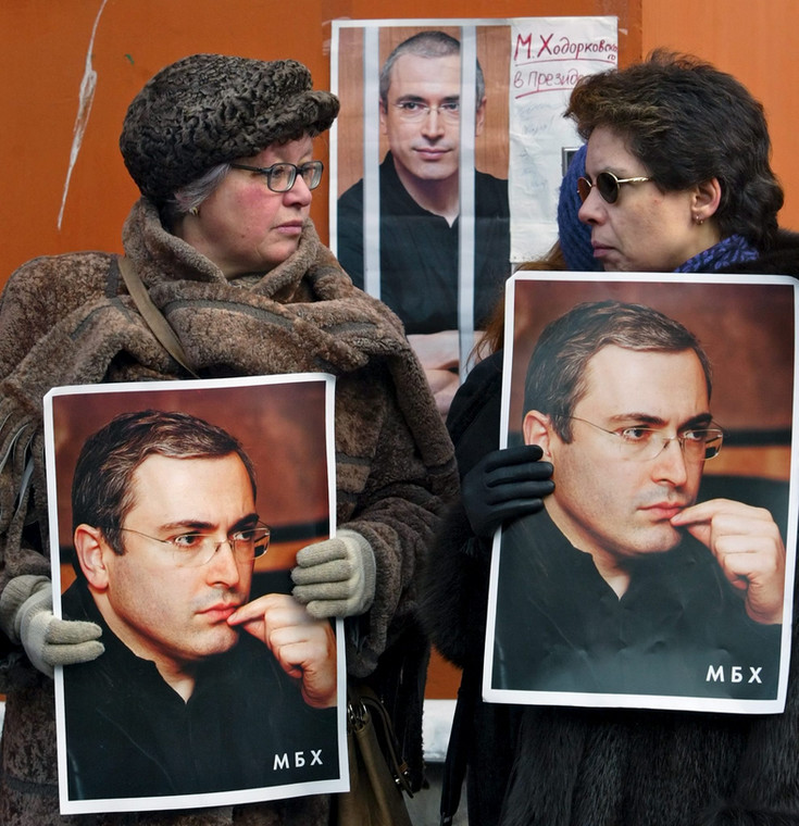 Sympatyczki byłego szefa koncernu naftowego Jukos, Michaiła Chodorkowskiego protestują przed sądem w Moskwie, gdzie 25 lutego 2005 r. trwała rozprawa Chodorkowskiego. 