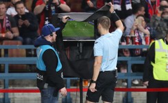 Piłkarscy sędziowie będą mogli tłumaczyć kibicom decyzje VAR