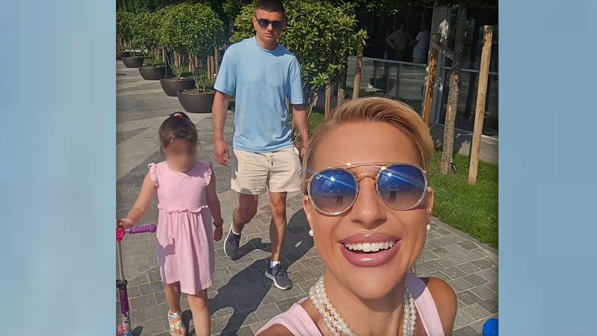 Jovana Jeremić sa ćerkom i dečkom