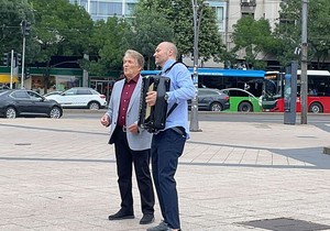 Aca Sofronijević svira na ulici