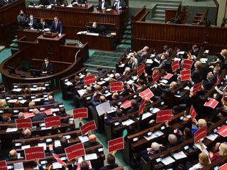 Posłowie opozycji podczas wystąpienia premiera Mateusza Morawieckiego.