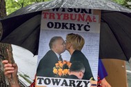 Plakat z Julią Przyłębską i Jarosławem Kaczyńskim, trzymany przez demonstrantów przed siedzibą TK. 13 lipca 2021 r.