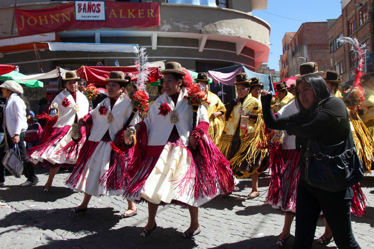 Boliwia - Andyjska Forteca. Mieszkańcy La Paz przygotowują się do wielkiego festiwalu El Gran Pode, podczas którego co roku ulicami paraduje 25 tysięcy ludzi