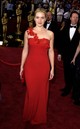2002 – Kate Winslet a 74. Oscar-gálán egy vörös, aszimmetrikus Ben de Lisi-ruhában jelent meg, amelynek vállpántját selyemrózsák díszítették. A ruha modernizált, a spanyol flamenco táncosokat idéző stílusa ellenére kevesebb figyelmet kapott abban az időszakban. Érdekesség, hogy a későbbi szavazásokon a legjobb vörös szőnyeges ruhák közé választották.