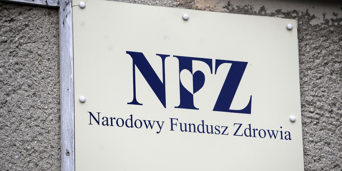 Dundusz zapasowy to swojego rodzaju bufor bezpieczeństwa NFZ, z którego pieniądze wykorzystywane są na realizację bieżących potrzeb. Są z niego opłacane głównie te świadczenia, które placówki zdrowotne realizują po przekroczeniu kontraktu z NFZ. 