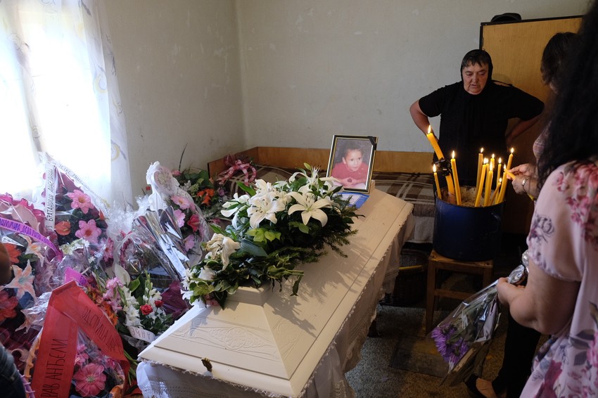 Beli kovčeg za malu Anđelinu