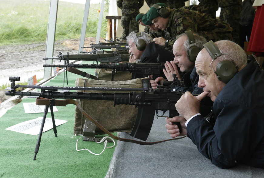 Prezydent Szwajcarii Ueli Maurer podczas ćwiczenia umiejętności strzeleckich z zagranicznym korpusem dyplomatycznym w Szwajcarii 31 maja 2013 r. 