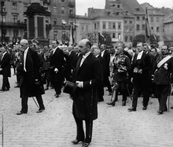 Uczestnicy procesji na Placu Zamkowym. Warszawa, rok 1925