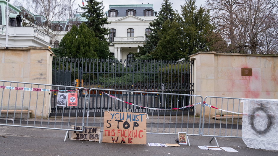 Ambasada Federacji Rosyjskiej w Pradze. Protesty przeciwko inwazji na Ukrainę