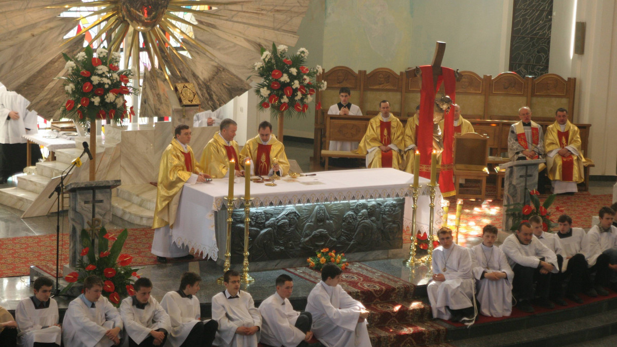 Z szacunków Instytutu Statystyki Kościoła Katolickiego wynika, że mieszkańcy Podkarpacia są ciągle najbardziej religijni w kraju. W kościołach jednak wiernych ubywa.