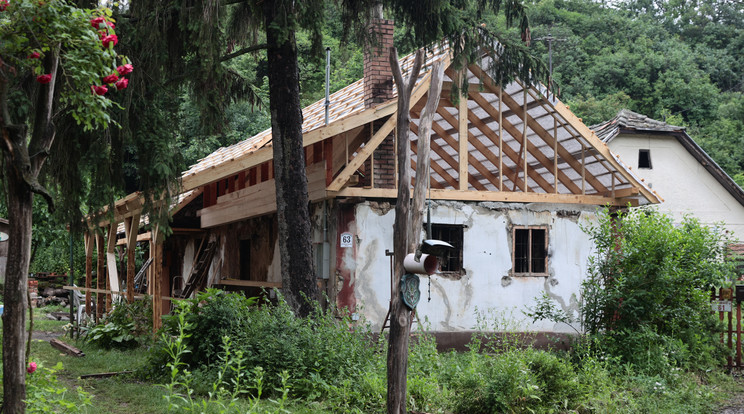 Ezen a házon dolgozott Gergely, mikor az áradat elragadta / Fotó: Czerkl Gábor