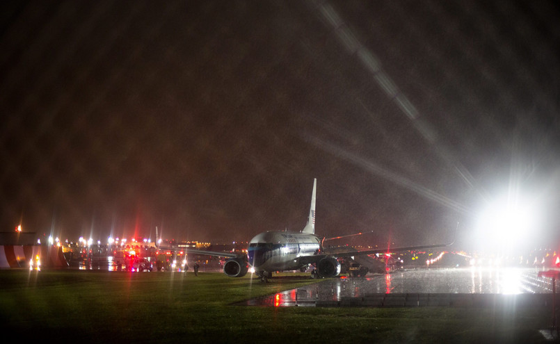 Samolot, którym leciał gubernator Mike Pence wypadł z pasa na lotnisku