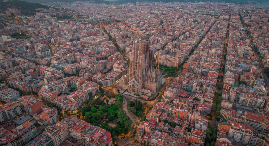 Barcelona i Sagrada Familia w centralnym punkcie.