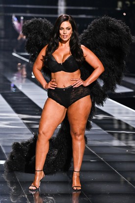 Ashley Graham pikáns, fekete fehérneműben, fekete angyalszárnyakkal lejtett végig a kifutón. 