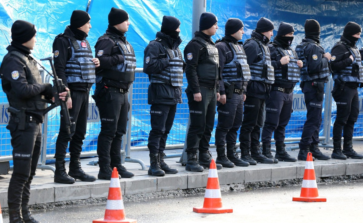 Turecka policja przed klubem Reina