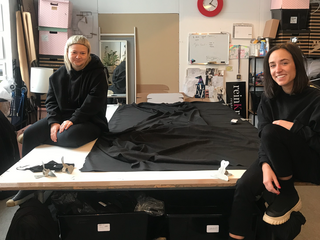 Za łódzką marką odzieżową reinKreacja stoją dwie zaprzyjaźnione projektantki. Łączy je zamiłowanie do czarnego koloru i prostego kroju. 