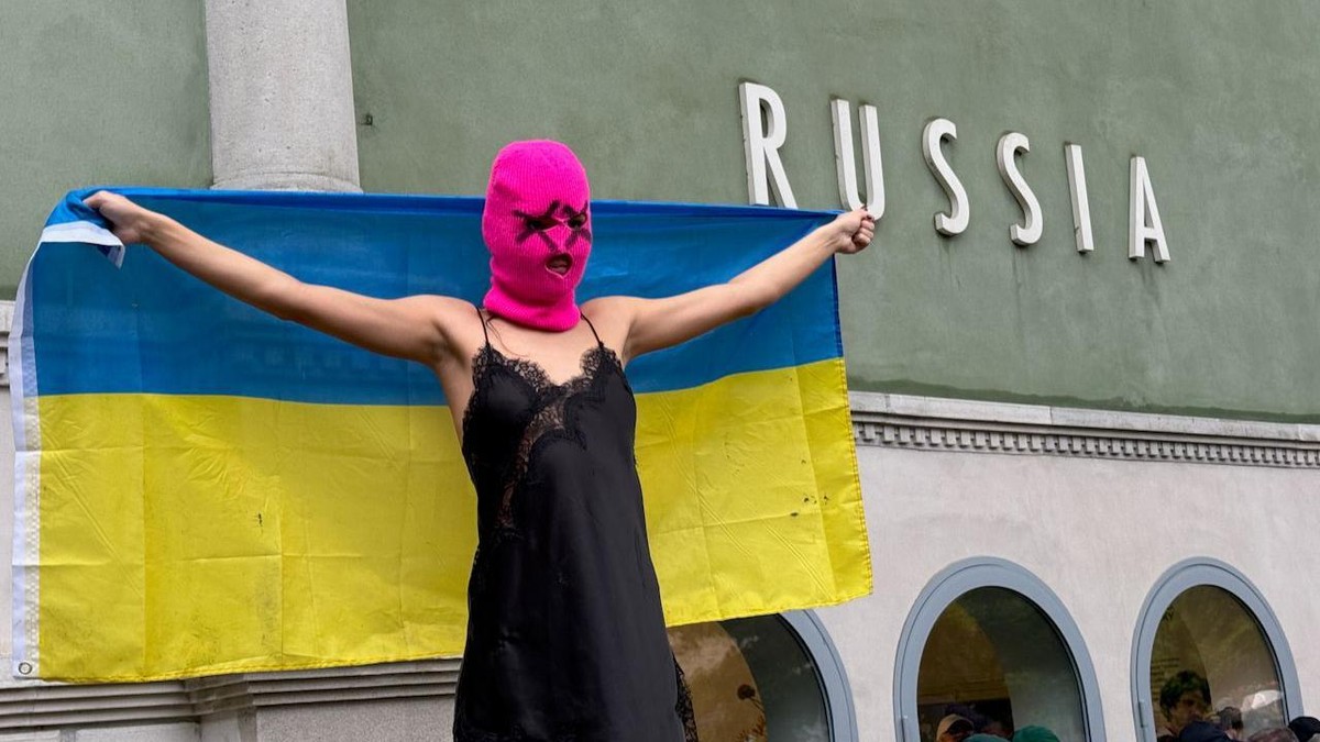 Pusi Rajot i FEMEN protestovale su na ovogodišnjem Venecijanskom bijenalu zbog povratka Rusije na izložbu | Foto: BBC