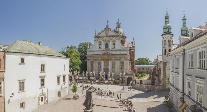 Droga królewska  rozpoczyna się na placu Matejki i prowadzi przez bramę i ulicę Floriańską, Rynek Główny oraz ulice Grodzką i Kanoniczą do Zamku Królewskiego na Wawelu. 