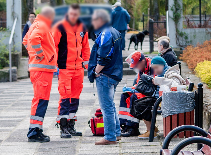 Zaatakowana staruszka pod opieką ratowników