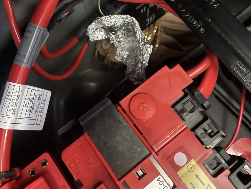 Zlatni nakit skriven iza akumulatora, na GP Gradina