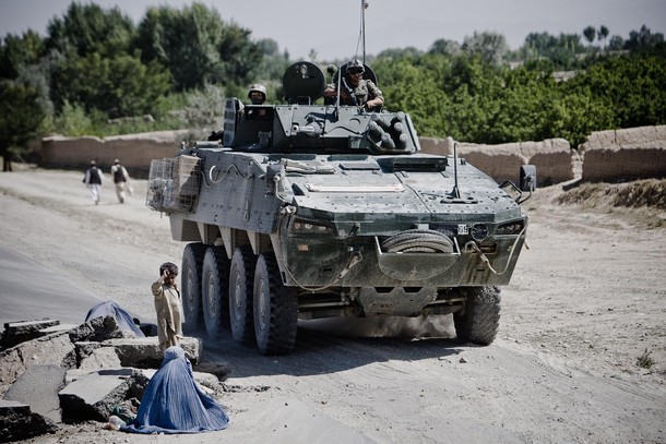 rigamonti chłopiec na tle transportera AFG