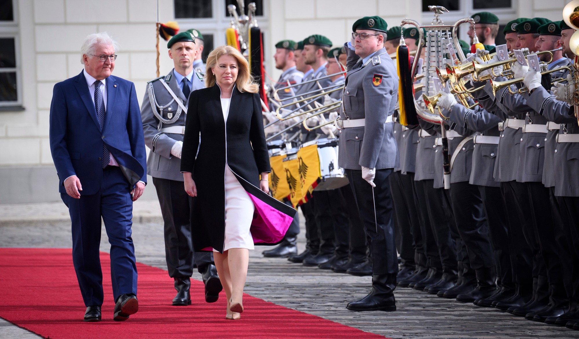 Nemecký prezident Frank-Walter Steinmeier a slovenská prezidentka Zuzana Čaputová počas prehliadky čestnej stráže v rámci jej návštevy Nemecka.