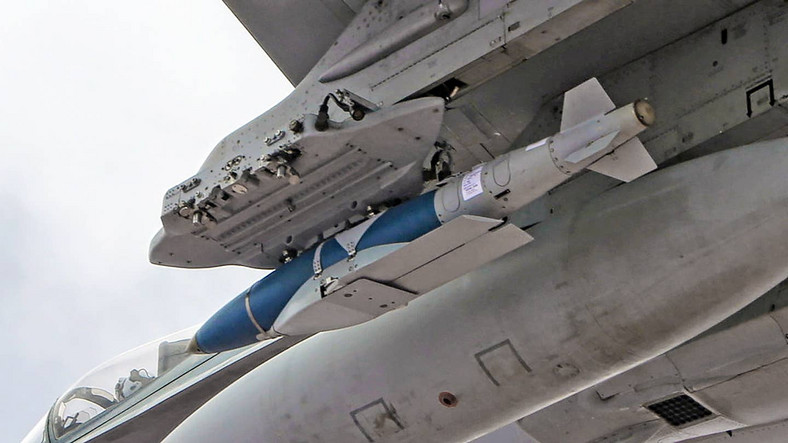 JDAM-ER. Pod bombą widoczne są charakterystyczne skrzydełka, które rozkładają się w trakcie lotu.