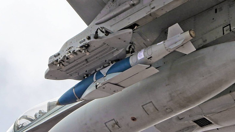 Bomby szybująca JDAM-ER. Pod bombą widoczne są skrzydełka, które rozkładają się w trakcie lotu.