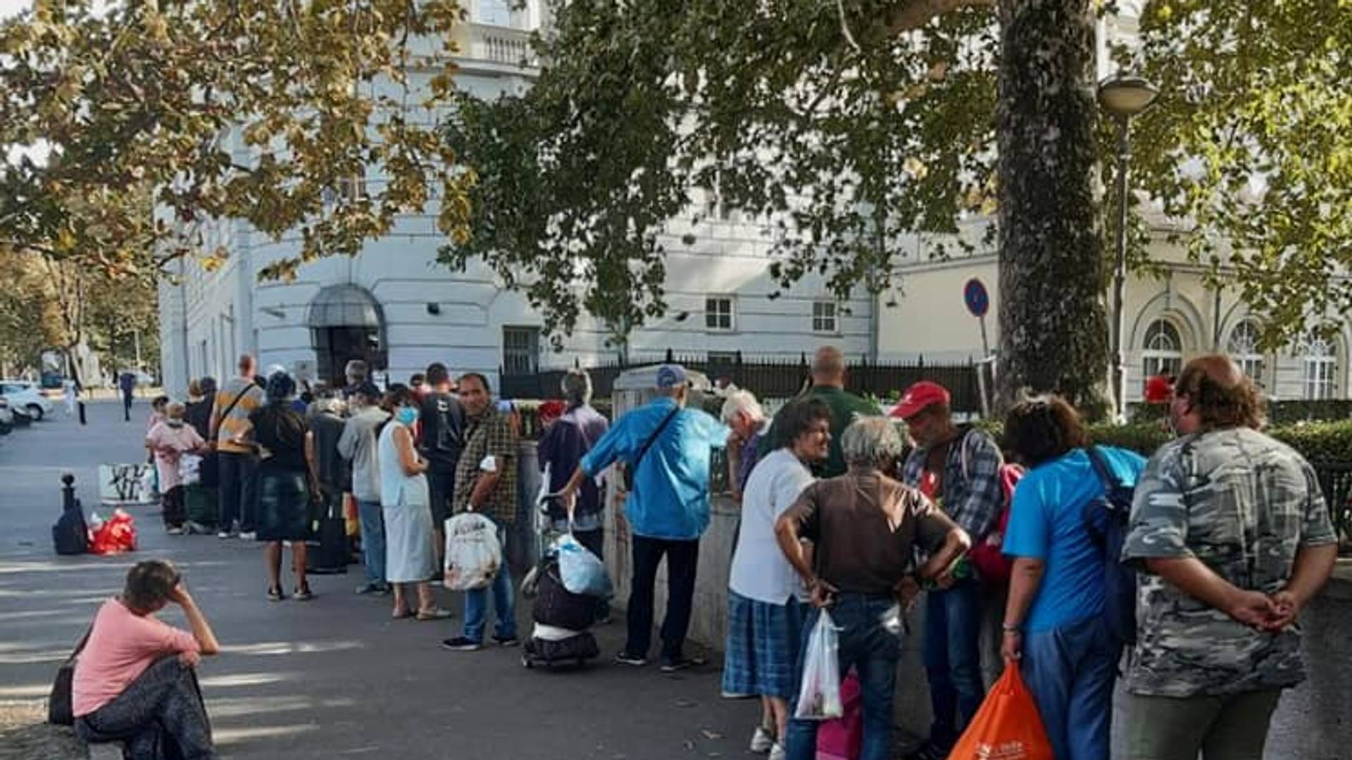 Sara je jedna od pokretača "Solidarne kuhinje" i ima važnu poruku za sve nas "U tim redovima može da završi svako od nas"