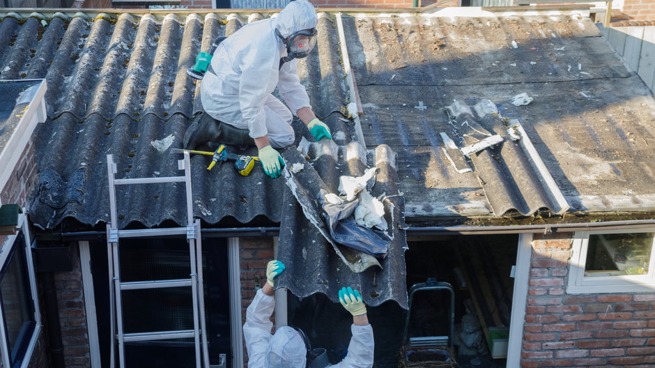 Usuwanie azbestu z dachu - zdjęcie ilustracyjne