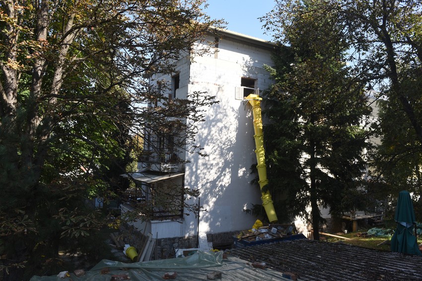 Radovi u toku, nigde nikakvo obaveštenje o tome niti je gradilište obezbeđeno