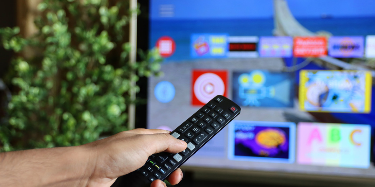 Nie musisz kupować drogiego telewizora, żeby korzystać z funkcji smart TV.  Oto pięć modeli odbiorników w cenach do 1500 zł.