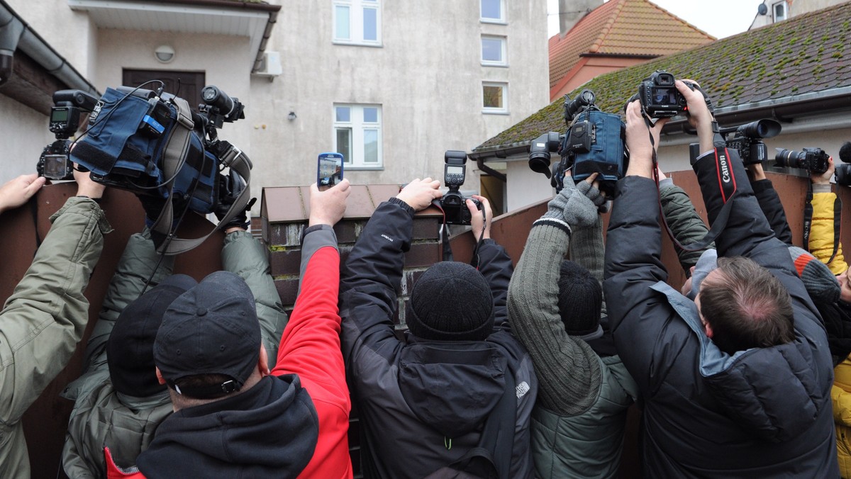 Zakończyło się przesłuchanie sprawcy wypadku w Kamieniu Pomorskim, w którym zginęło sześć osób. Usłyszał on zarzut doprowadzenia pod wpływem alkoholu i środków odurzających do katastrofy w ruchu lądowym. Grozi mu do 15 lat więzienia. Mężczyzna przyznał się do winy.