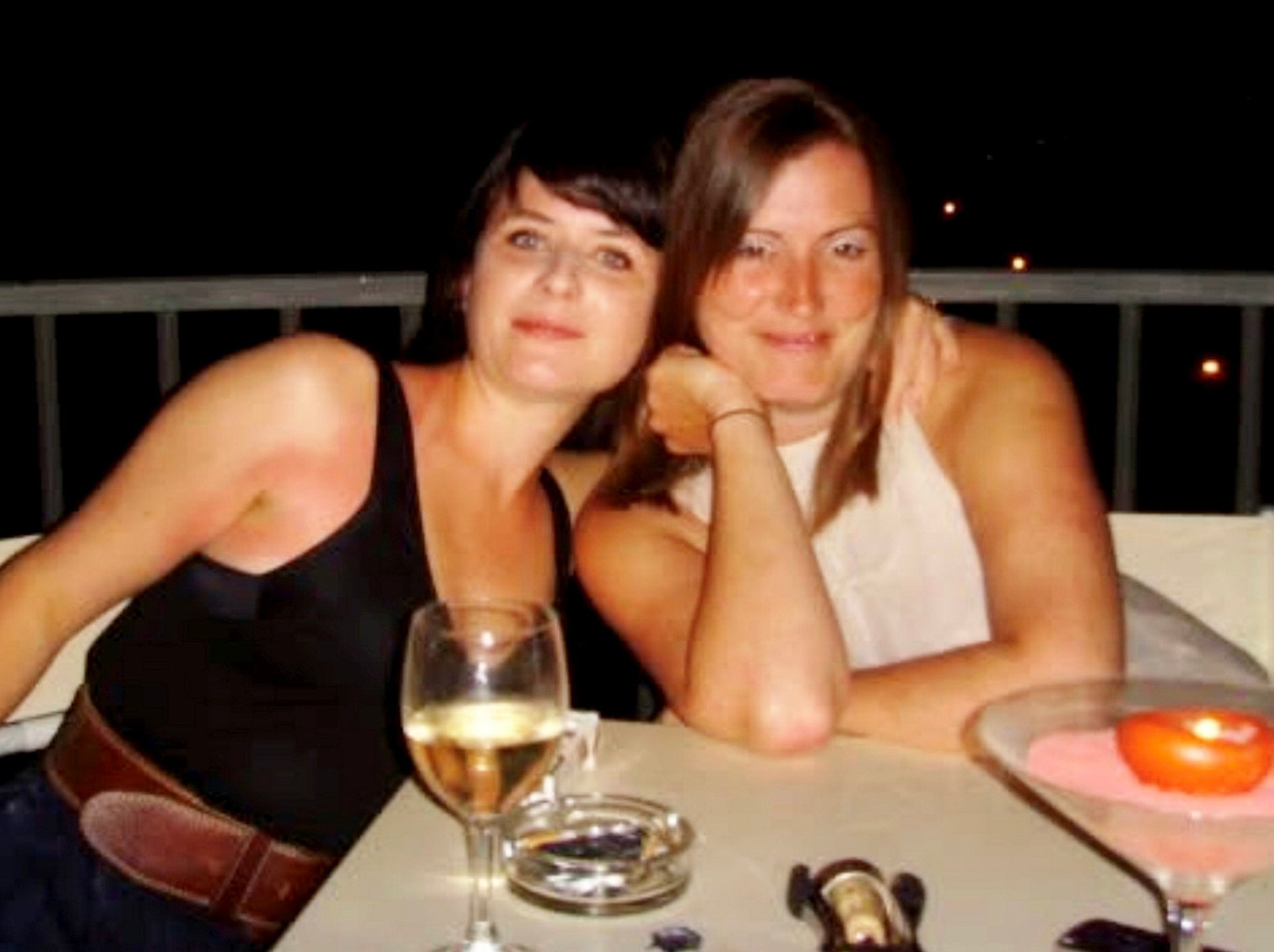 Sarah verí, že príčinou ochorenia boli roky, počas ktorých lietala do zahraničia, aby sa opálila.