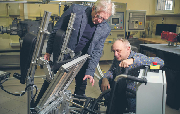 Prof. dr hab. inż. Jerzy Kwaśniewski i dr inż. Szymon Wolski z krakowskiej AGH