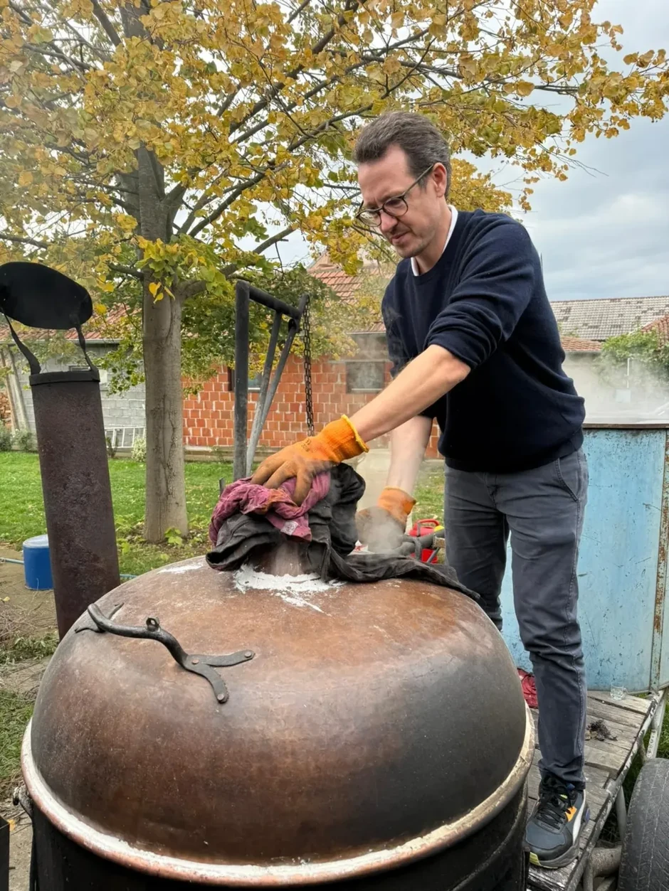 Princ Filip Karađorđević peče rakiju