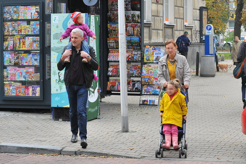 Hubert Urbański z córeczką na placu zabaw