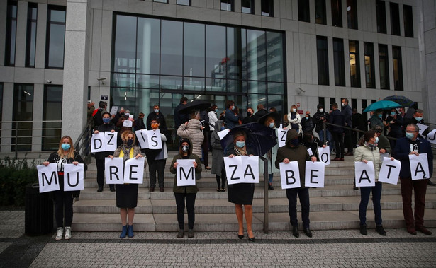 Demonstracja poparcia dla sędzi Beaty Morawiec przed Siedzibą Sądu Okręgowego w Krakowie