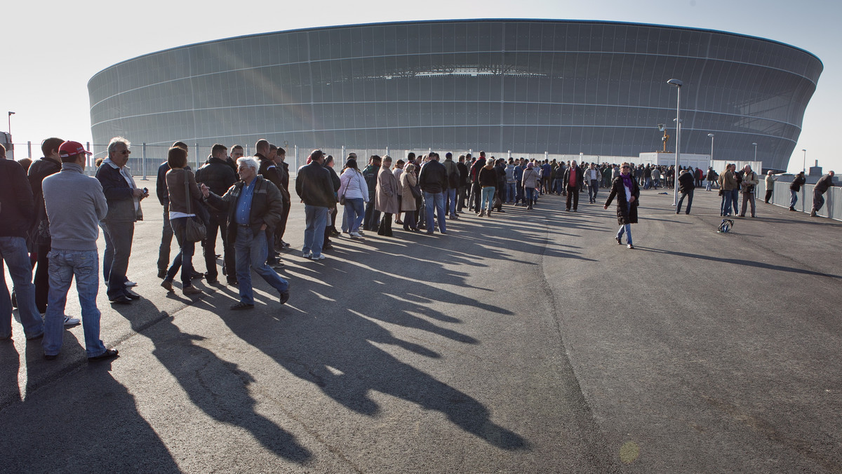 Cieszymy się z nowych stadionów, które powstają przed Euro 2012. Piękne areny już służą niektórym klubom i reprezentacji Polski, która rozgrywa na nich mecze towarzyskie przed wielkim turniejem. Jak jednak donosi poniedziałkowe wydanie "Faktu", na Stadionie Miejskim we Wrocławiu jest feler. Na jednym z miejsc nie da się obejrzeć normalnie meczu.