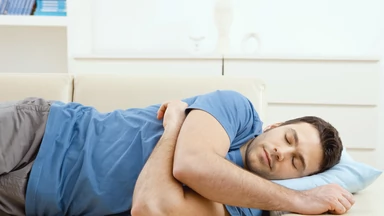 Pozycje podczas snu - w jakich należy spać, a których unikać? Przekonajcie się