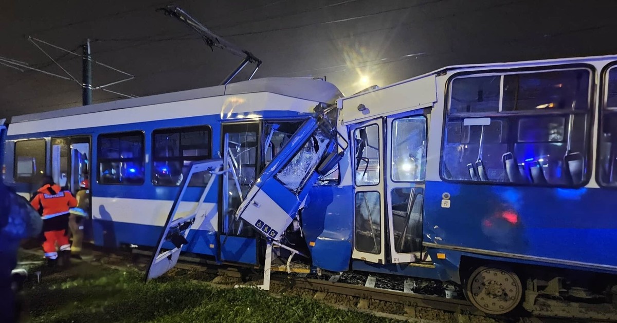Zderzenie tramwajów na rondzie w Krakowie. Są ranni i duże utrudnienia