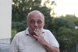 Zwolniona zakładniczka przekazała wieść: Alex Dancyg żyje