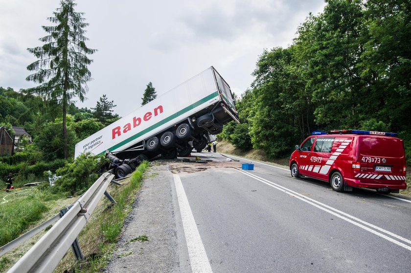 Wypadek autokaru z dziećmi. Kierowca próbował wyminąć osobówkę?