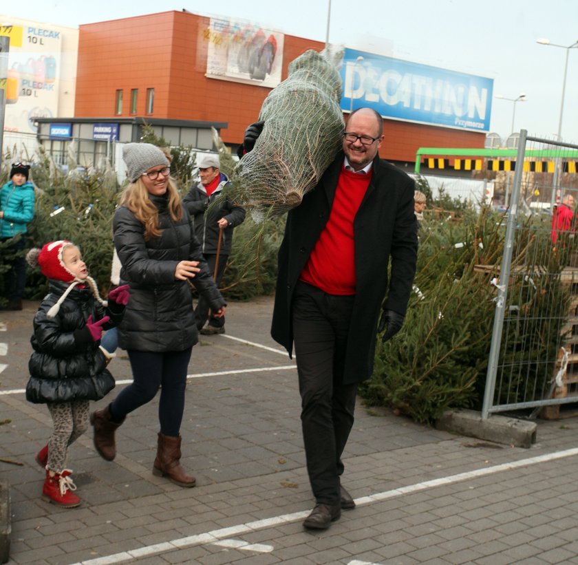 Prezydent Gdańska Paweł Adamowicz na choinkowych zakupach z córkami Tereską ( 5 l.) i Antosią (12 l.)