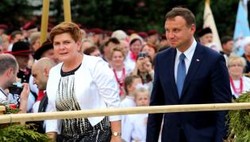 Dobrego stylu brak. Beata Szydło w sanktuarium cała we wzorach