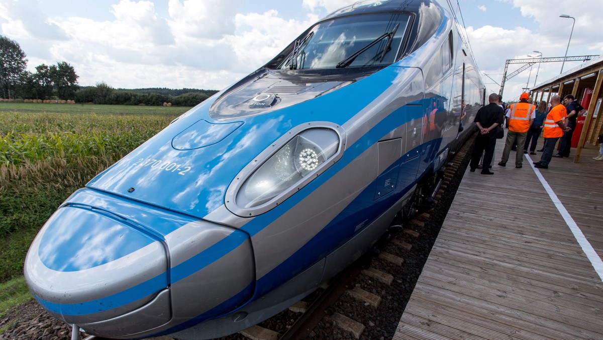 Przyspieszenie, hamowanie i to, jak pociąg Pendolino zachowuje się na łukach, sprawdzają kolejarze podczas testów na torze w Żmigrodzie. Wyprodukowany dla PKP Intercity skład ma przejechać po tym torze jeszcze kilka tysięcy kilometrów.