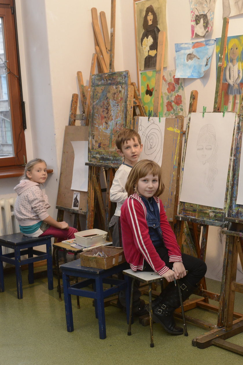 Dzieci podczas zajęć w pracowni plastycznej w Centrum Edukacji Kulturalnej Dzieci i Młodzieży przy ul. Kołłątaja we Wrocławiu