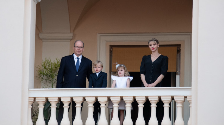 Feleségével,  Charlene-nel és közös gyerekeikkel. De a nyilak azt is megmutatják, hogy itt-ott elpottyantott még néhány gyereket a herceg / Fotó: Getty Images