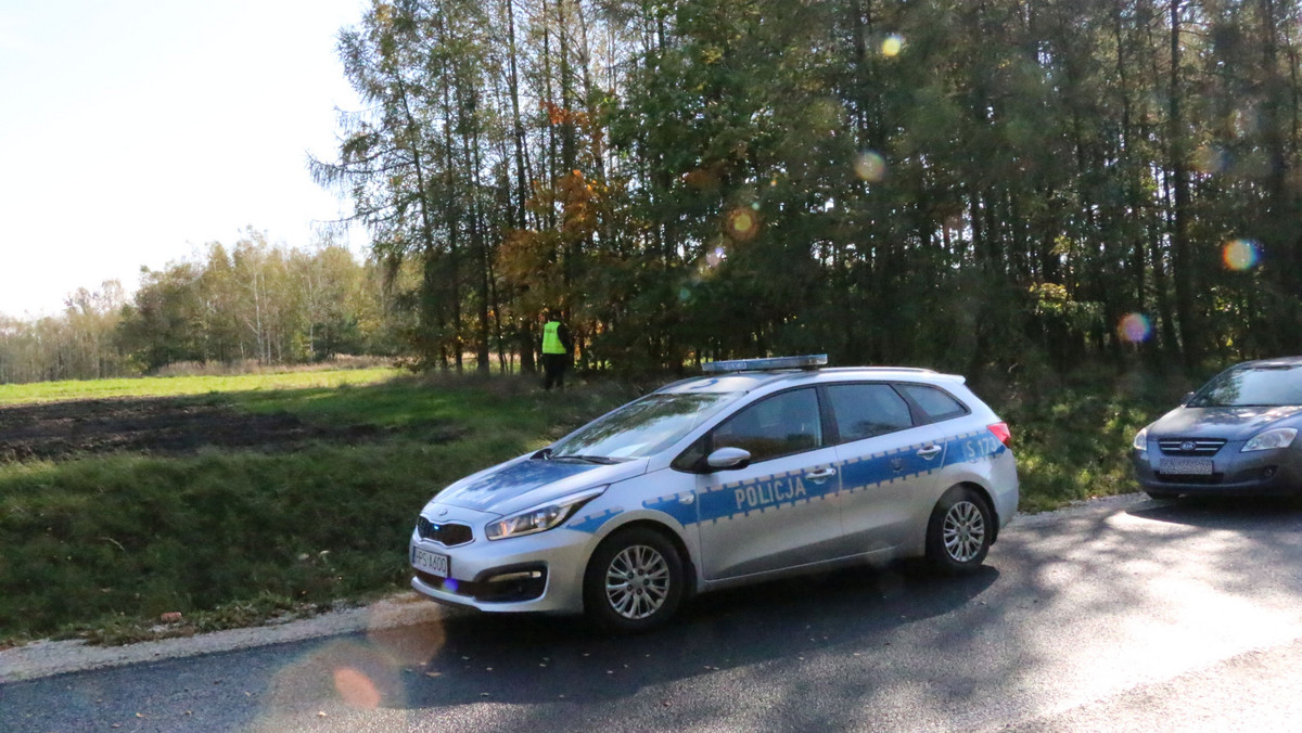 Pies odnaleziony w lesie w gminie Stopnica prawdopodobnie padł ofiarą kłusowników. Wskazują na to najnowsze ustalenia buskich policjantów. Jak informowaliśmy wcześniej, dziś rano powieszone na drzewie zwierzę odkryto koło miejscowości Żerniki Dolne.